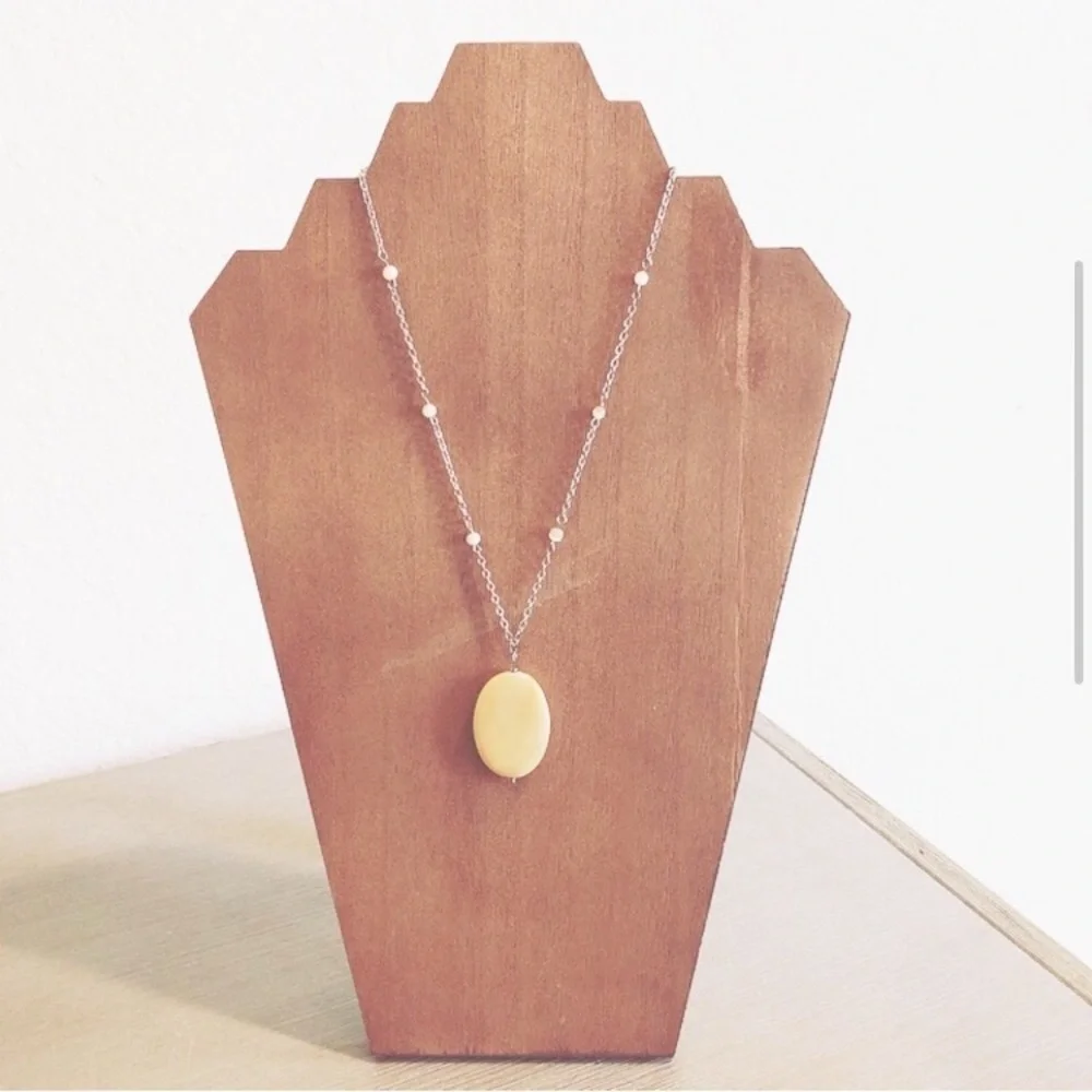 Light natural tone beaded pendant necklace